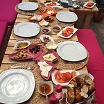 Pera Ayvalik Guest House Hotel *